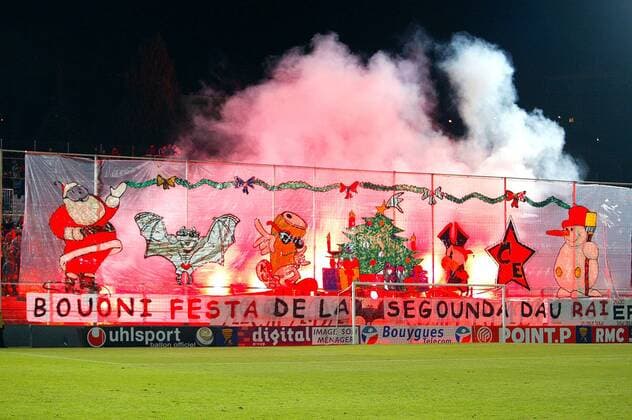 Die Anhänger des OGC Nizza versuchen mit Hilfe des bengalischen Feuers Weihnachtsstimmung zu verbreiten Fußball Herren Coupe de la Ligue 2005 2006. Französischer Ligapokal, Pokalspiel, 1. Französische Liga, OGC Nice Totale pan11849, Weihnachten Nizza  