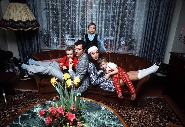 Franz Beckenbauer (Bayern) und seine Frau Brigitte mit den gemeinsamen Söhnen Stephan (li.) und Michael (re.) auf der heimischen Couch, Thomas, aus einer früheren Beziehung Beckenbauers, steht dahinter Fußball 1. BL Herren Saison 1969 1970, FC Bayern München, Vdia Gruppe München