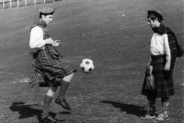 Franz Beckenbauer (li.) und Gerd Müller (beide BR Deutschland) kicken anläßlich des Qualifikationsspiels gegen Schottland in den landestypischen Trachten Fußball Länderspiel Herren Weltmeisterschaftsqualifikation 1969, Qualifikation, Länderspiel, Vneg, Vsw Gruppe Nationalmannschaft, Nationalteam Glasgow Komik,