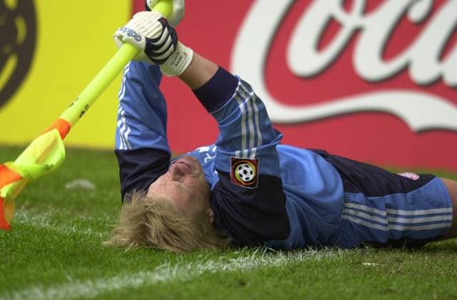 Torwart Oliver Kahn (Bayern) ist von seinen Gefühlen überwältigt und jubelt mit der Eckfahne Fußball 1. BL Herren Saison 2000 2001, FC Bayern München Einzelbild Hamburg Glück, Begeisterung, Freude,