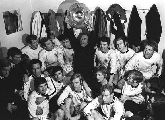 Deutscher Meister Gladbach hi.v.li.: Herbert Wimmer, Klaus Dieter Sieloff, Herbert Laumen, Trainer Hennes Weisweiler mit der Schale, Ludwig Müller, Horst Köppel, Hartwig Bleidick; vorn: Co Trainer Schlott (hi.), Heinz Wittmann, Peter Dietrich, Günter .. Fußball 1. BL Herren Saison 1969 1970, Borussia Mönchengladbach, Deutscher Meister, Deutsche Meisterschaft, Vneg, Vsw Totale Mannschaftsfoto, Mannschaftsbild Mönchengladbach