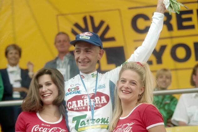 Marco Pantani (Italien Carrera Tassoni) gewinnt die 14. Etappe der Tour de France 1995 und jubelt bei der Siegerehrung -  Radsport Herren Tour de France 1995, Straßenradsport, Straße, Rad Gruppe 14. Etappe: St. Orens de Gameville - Guzet Neige Begeisterung, Freude,