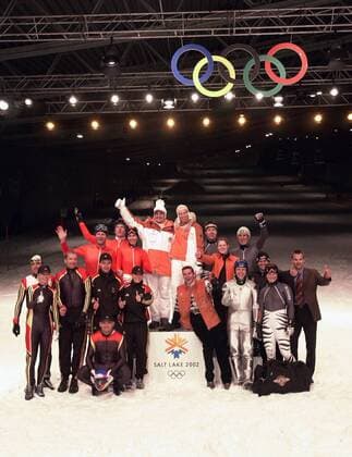 Mannschaftsfoto des deutschen Olympiateams 2002 - H.v.li. Jens Nohka, Kai Kaufmann, x, Georg Hackl, Diana Sartor, Max Rauffer, x,x, Vorn Frank Luck, Silke Otto, Christoph Langen, x, Sven Hannawald, Anni Friesinger, Ronny Ackermann, Alexander Herr, ... Eisschnellauf OS Winter Herren Vorschau 2001, Olympische Spiele Salt Lake City 2002, Winterspiele, Präsentation, Vorstellung, krux Totale Alpiner, Skispringen, Skisprung, Nordischer Neuss Nordische Kombination