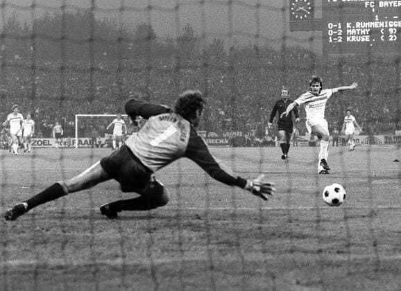 Olaf Thon (re., Schalke) zieht ab und erzielt gegen Torwart Jean Marie Pfaff (Bayern) das 2:2 Fußball Herren DFB Pokal 1983 1984, FC Schalke 04 - FC Bayern München 6:6 n.V., Pokalspiel, Vneg, Vsw Totale Parkstadion, Halbfinale Gelsenkirchen Spannung,