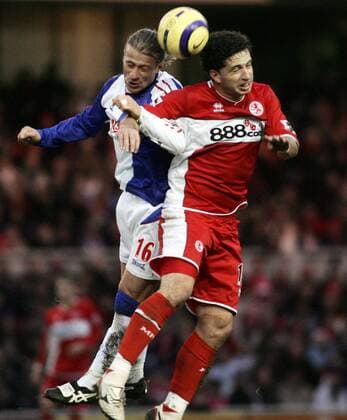 Fabio Rochemback (Middlesbrough, re.) gegen Tugay Kerimoglu (Blackburn) -  Fußball Herren English Premier League 2005 2006, 1. Englische Liga, Middlesbrough FC - Blackburn Rovers 0:2 Gruppe Middlesbrough Dynamik, Kampf,