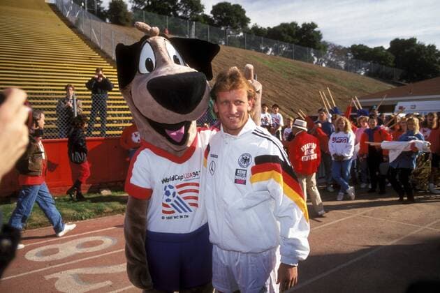 Andreas Brehme (Deutschland, re.) im Innenraum des Stadions von Palo Alto mit Striker, dem Maskottchen der WM 1994 in den USA Fußball Länderspiel Herren Länderspiel 1993, Nationalmannschaft, Nationalteam Gruppe Stanford Stadium, Stadion Palo Alton, Stanford Harmonie,