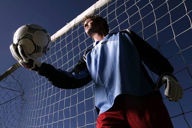 Torwart hält den Ball in der Hand - MODEL RELEASED Fußball Herren Freizeitfußball 2005, Symbol, Feature, Aufmacher, Freizeitsport, Freizeitsportler, Fußballspieler Einzelbild