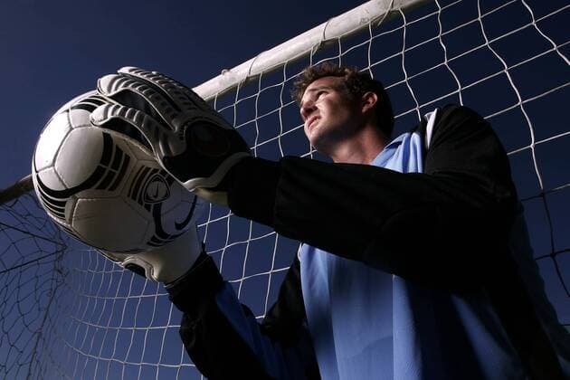 Torwart hält den Ball in der Hand - MODEL RELEASED Fußball Herren Freizeitfußball 2005, Symbol, Feature, Aufmacher, Freizeitsport, Freizeitsportler, Fußballspieler Einzelbild