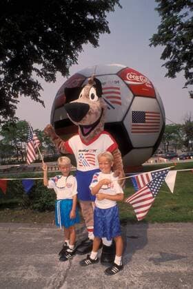Zwei amerikanische Jungs präsentieren sich vor dem Länderspiel USA gegen Deutschland mit Striker, dem Maskottchen der WM 1994 in den USA Fußball Länderspiel Herren Länderspiel 1993, Nationalmannschaft, Nationalteam Gruppe Stanford Stadium, Stadion Palo Alton, Stanford Harmonie,