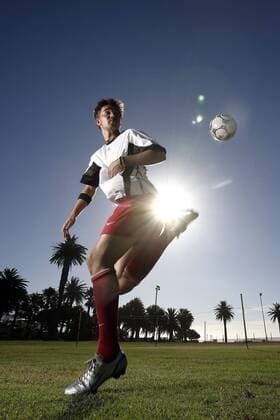 Fußballspieler zeigt einen Hackentrick im Sonnenschein - MODEL RELEASED Fußball Herren Freizeitfußball 2005, Symbol, Feature, Aufmacher, Freizeitsport, Freizeitsportler Einzelbild Ballbehandlung, Ballgefühl, Hacke, Trick Dynamik,
