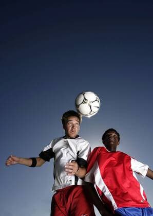 Fußballspieler im Kopfballduell - MODEL RELEASED Fußball Herren Freizeitfußball 2005, Symbol, Feature, Aufmacher, Freizeitsport, Freizeitsportler Gruppe Froschperspektive, unten, Zweikampf, Duell Dynamik,