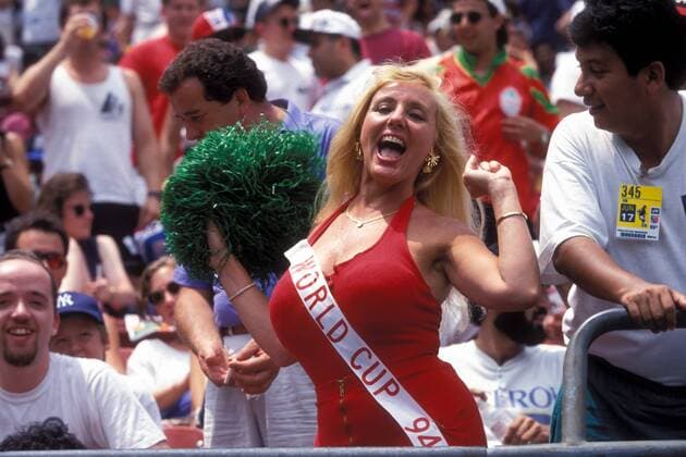 Ein blonder weiblicher Fan von Marokko zeigt seine Begeisterung Fußball WM Herren Weltmeisterschaft 1994, Nationalmannschaft, Nationalteam, Länderspiel, Gruppe F Gruppe East Rutherford, marokkanischer, marokkanische New York New Jersey, NY, N.Y., NJ, N.J. Begeisterung, Freude, Sinnlichkeit