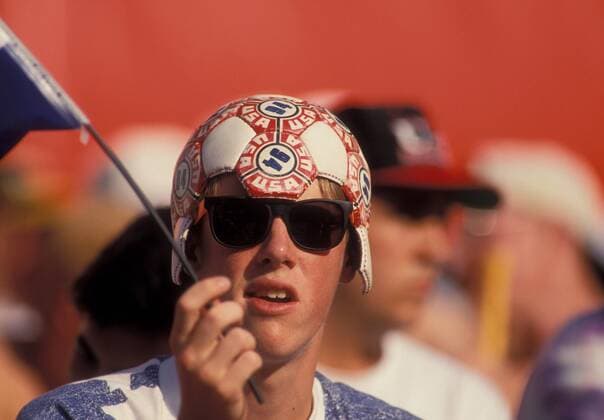 Ein eingefleischter Fan der USA mit einem Fußball auf dem Kopf Fußball WM Herren Weltmeisterschaft 1994, Nationalmannschaft, Nationalteam, Länderspiel, Achtelfinale Einzelbild amerikanischer, amerikanische Palo Alto, Stanford