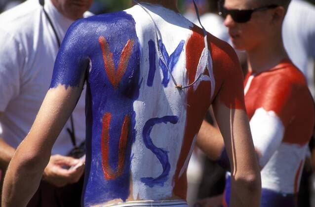 VIVA USA - ein eingefleischter Fan der USA mit blau weiß roten Schriftzug auf dem bemalten Rücken Fußball WM Herren Weltmeisterschaft 1994, Nationalmannschaft, Nationalteam, Länderspiel, Achtelfinale Einzelbild amerikanischer, amerikanische Palo Alto, Stanford