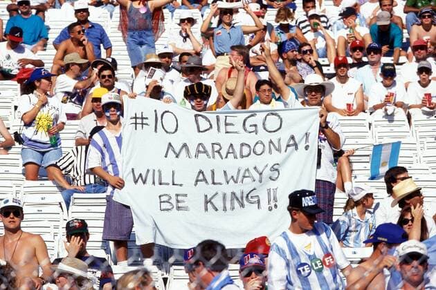 IMAGO Iconic Moments, Fußball No. 10 Diego Maradona! Will always be king! - die argentinischen Fans verehren immer noch ihr Idol Diego Armando Maradona (Argentinien) und machen sich den amerikanischen Gastgebern verständlich Fußball WM Herren Weltmeisterschaft 1994, Nationalmannschaft, Nationalteam, Länderspiel Totale argentinischer, argentinische Dallas
