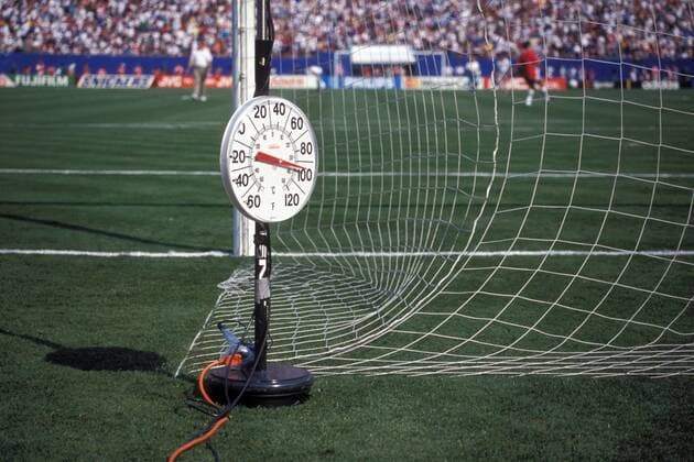 Das Thermometer zeigt vor der Halbfinalpartie auf dem Rasen des Giants Stadiums fast 100 Grad Fahrenheit bzw. 36 Grad Celsius an Fußball WM Herren Weltmeisterschaft 1994, Nationalmannschaft, Nationalteam, Nationaltrikot, Länderspiel, Halbfinale Einzelbild Giants Stadium, East Rutherford New York New Jersey, NY, N.Y., NJ, N.J.