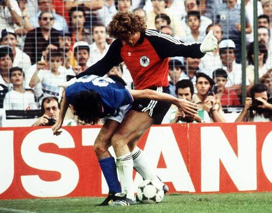 Torwart Harald Schumacher (BR Deutschland) gegen Paolo Rossi (Italien) Fußball WM Herren Weltmeisterschaft 1982, Länderspiel, Nationalmannschaft, Nationalteam, Nationaltrikot, Vdia Gruppe Fianle, Endspiel Madrid