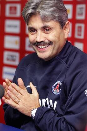 Trainer Guy Lacombe (Paris St. Germain) gut gelaunt während der Pressekonferenz Fußball Herren Ligue 1 2005 2006, 1. Französische Liga, Paris Saint Germain, PSG, Vdig Einzelbild Paris Freude,  