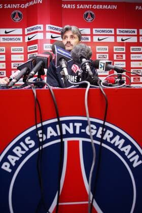 Trainer Guy Lacombe (Paris St. Germain) während der Pressekonferenz Fußball Herren Ligue 1 2005 2006, 1. Französische Liga, Paris Saint Germain, PSG, Vdig Einzelbild Paris  