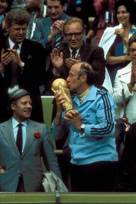 Bundestrainer Helmut Schön küßt den Weltpokal vor den Augen von Bundeskanzler Helmut Schmidt (li., SPD beide BR Deutschland) Fußball WM Herren Weltmeisterschaft 1974, Länderspiel, Nationalmannschaft, Nationalteam, Vdia Gruppe Finale, Endspiel, Tribüne, Ehrentribüne München Freude,