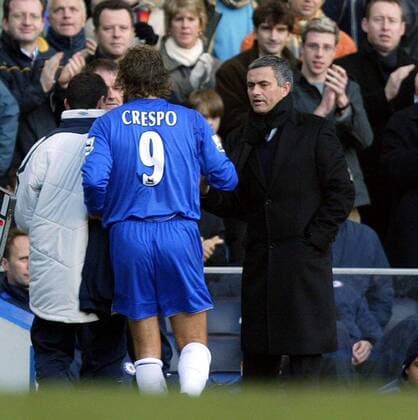 Trainer Jose Mourinho (re.) wechselt Hernan Crespo (beide Chelsea) aus -  Fußball Herren English Premier League 2005 2006, 1. Englische Liga, Chelsea FC London Gruppe London