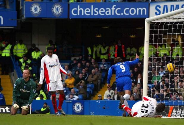Hernan Crespo (Chelsea, 2.v.re.) jubelt während Torwart Maik Taylor (li.), Julian Gray (2.v.li.) und Stephen Clemence (alle Birmingham) geschlagen am Boden liegen -  Fußball Herren English Premier League 2005 2006, 1. Englische Liga, Chelsea FC London - Birmingham City 2:0 Gruppe London Enttäuschung, Freude,