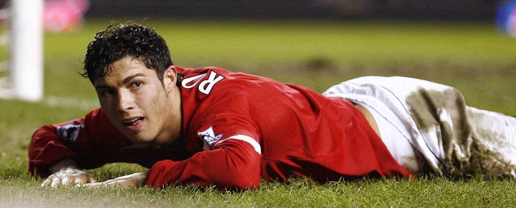 Cristiano Ronaldo (Manchester) liegt jubelnd am Boden - EDITORIAL USE ONLY. No use with unauthorised audio, video, data, fixture lists, club league logos or live services. Online in-match use limited to 120 images, no video emulation. No use in betting, games or single club league player publications. Fußball Herren English Premier League 2005 2006, 1. Englische Liga, Manchester United, ManU Einzelbild Manchester
