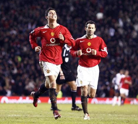Cristiano Ronaldo (li.) und Ryan Giggs (beide Manchester) jubeln - EDITORIAL USE ONLY. No use with unauthorised audio, video, data, fixture lists, club league logos or live services. Online in-match use limited to 120 images, no video emulation. No use in betting, games or single club league player publications. Fußball Herren English Premier League 2005 2006, 1. Englische Liga, Manchester United, ManU Gruppe Manchester