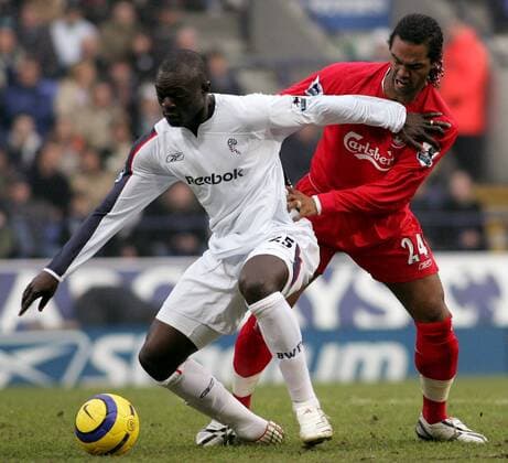 Abdoulaye Faye (Bolton, li.) gegen Florent Sinama Pongolle (Liverpool) -  Fußball Herren English Premier League 2005 2006, 1. Englische Liga, Bolton Wanderers - FC Liverpool Gruppe Bolton Dynamik,