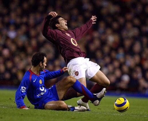 Ryan Giggs (Manchester United, li.) gegen Jose Antonio Reyes (Arsenal) -  Fußball Herren English Premier League 2005 2006, 1. Englische Liga, Arsenal FC London - Manchester United 0:0, ManU Gruppe London Dynamik, Kampf,