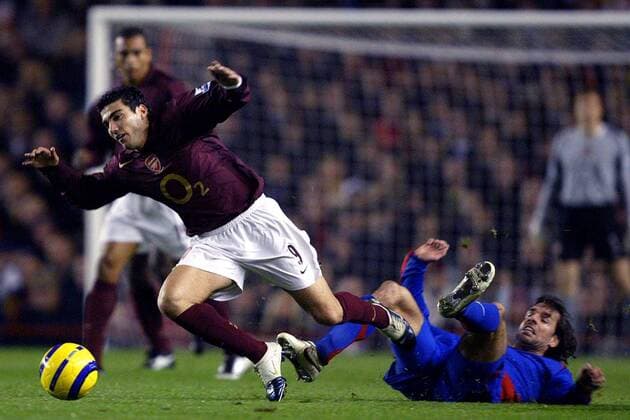 Jose Antonio Reyes (Arsenal, li.) wird von Ruud van Nistelrooy (Manchester United) zu Fall gebracht -  Fußball Herren English Premier League 2005 2006, 1. Englische Liga, Arsenal FC London - Manchester United 0:0, ManU Gruppe London Dynamik, Kampf,