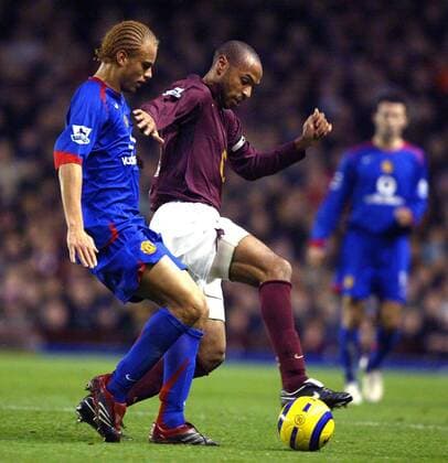 Thierry Henry (Arsenal, re.) gegen Wesley Brown (Manchester United) -  Fußball Herren English Premier League 2005 2006, 1. Englische Liga, Arsenal FC London - Manchester United 0:0, ManU Gruppe London Dynamik,
