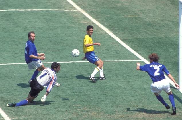 Bebeto (Brasilien, Mitte) hat abgezogen und schaut wie Torwart Gianluca Pagliuca, Franco Baresi (li.) und Luigi Apolloni (alle Italien) dem Ball nach Fußball WM Herren Weltmeisterschaft 1994, Nationalmannschaft, Nationalteam, Nationaltrikot, Länderspiel, Finale Totale Pasadena, Los Angeles, LA, L.A. Dynamik, Spannung,