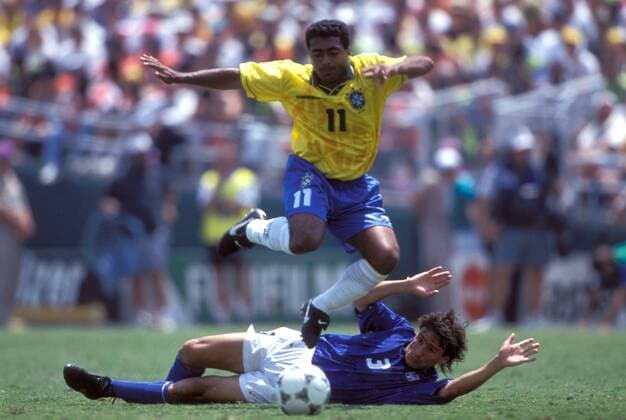 Romario (Brasilien, oben) setzt sich gegen Antonio Benarrivo (Italien) durch Fußball WM Herren Weltmeisterschaft 1994, Nationalmannschaft, Nationalteam, Nationaltrikot, Länderspiel, Finale Gruppe Pasadena, Los Angeles, LA, L.A. Dynamik, Kampf,