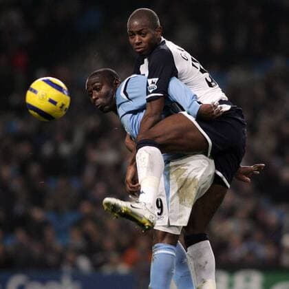 Andy Cole (Manchester City, li.) nimmt Gegenspieler Anthony Gardner (Tottenham Hotspur) auf den Rücken -  Fußball Herren English Premier League 2005 2006, 1. Englische Liga, Manchester City - Tottenham Hotspurs 0:2, Spurs Gruppe Manchester Dynamik, Kampf,