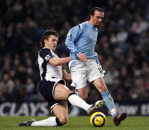 Stephen Ireland (Manchester City, re.) nimmt Gegenspieler Anthony Gardner (Tottenham Hotspur) -  Fußball Herren English Premier League 2005 2006, 1. Englische Liga, Manchester City - Tottenham Hotspurs 0:2, Spurs Gruppe Manchester Dynamik,