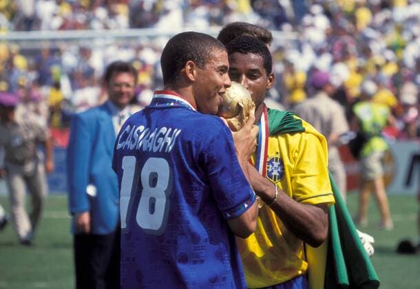 Weltmeister Brasilien - Ronaldo (li.) im Trikot von Pierluigi Casiraghi (Italien) und Viola küssen den FIFA Weltpokal Fußball WM Herren Weltmeisterschaft 1994, Nationalmannschaft, Nationalteam, Nationaltrikot, Länderspiel, Finale Gruppe Pasadena, Los Angeles, LA, L.A. Glück, Harmonie, Freude,