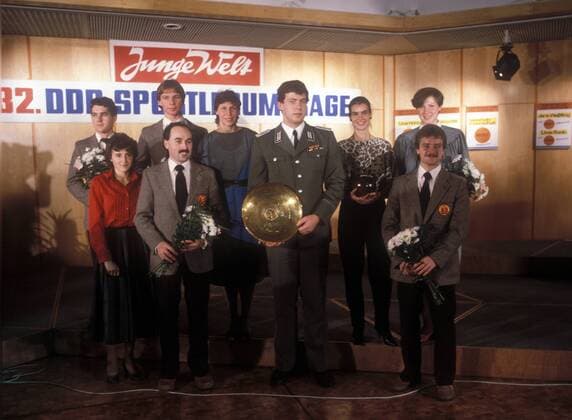 Ehrung zur DDR Sportlerumfrage der Jungen Welt 1984 u.a. mit: Uwe Hohn (vorn 2.v.re.), Silke Möller Gladisch (vorn li.), Karin Enke (hi.re.), Katarina Witt (hi.2.v.re.) und Marita Koch (hi. Mitte) Leichtathletik Herren Sportler des Jahres 1984, Sportlerwahl, Preisverleihung, Auszeichnung, Ehrung, Umfrage, Mfdia Gruppe Junge Welt, Zeitung, Tageszeitung, Presse, Medien Eisschnelllauf, Eisschnelllaufen