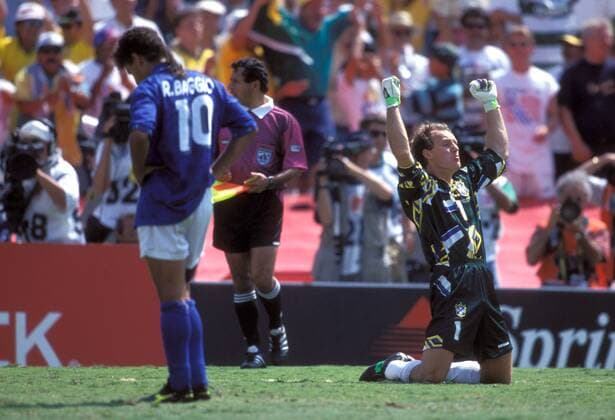 Freud und Leid - Weltmeister Torwart Claudio Taffarel (Brasilien) jubelt, Roberto Baggio (Italien) ist nach seinem verschossenen entscheidenden Elfmeter zutiefst betrübt Fußball WM Herren Weltmeisterschaft 1994, Nationalmannschaft, Nationalteam, Nationaltrikot, Länderspiel, Finale, Vdia Gruppe Pasadena, Los Angeles, LA, L.A. Glück, Freude, Begeisterung,