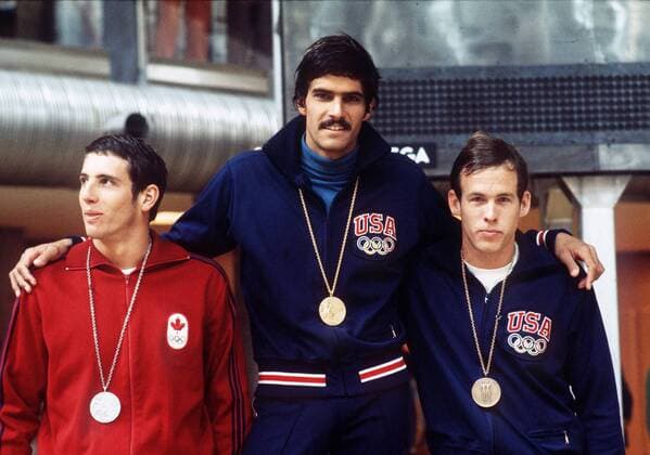 Siegerehrung v.li.: Bruce Robertson (Kanada Platz 2), Olympiasieger Mark Spitz und Jerry Heidenreich (beide USA Platz 3) Schwimmen OS Sommer Herren Olympische Spiele 1972, Sommerspiele, Schwimmsport, Vdia Gruppe 100m, 100 m, Meter, Delphin München Freude,