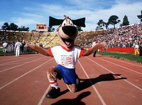 Striker, Maskottchen der WM 1994, mit einem Kniefall auf der Laufbahn des Stanford Stadiums Fußball Länderspiel Herren US Cup 1993, Länderspiel, Nationalmannschaft, Nationalteam, Vorschau Weltmeisterschaft 1994, Vdia Totale Stanford Stadium San Francisco