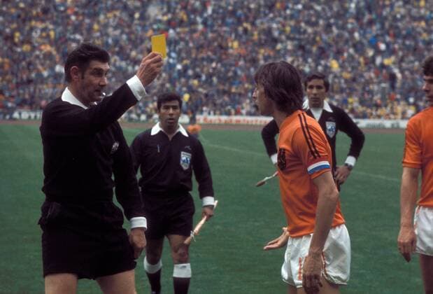 FIFA Schiedsrichter John Taylor (li., England) zeigt Johan Cruyff (Niederlande) die gelbe Karte Fußball WM Herren Weltmeisterschaft 1974, Länderspiel, Nationalmannschaft, Nationalteam, Nationaltrikot, Vdia Gruppe Finale, Endspiel München Spannung,