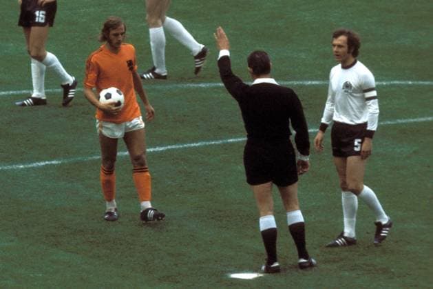 Elfmeter: Franz Beckenbauer (re., BR Deutschland) wird von FIFA Schiedsrichter John Taylor (England) des Strafraumes verwiesen, Johan Neeskens (Niederlande) geht derweil konzentriert auf den Elfmeterpunkt zu Fußball WM Herren Weltmeisterschaft 1974, Länderspiel, Nationalmannschaft, Nationalteam, Nationaltrikot, Vdia Gruppe Finale, Endspiel München
