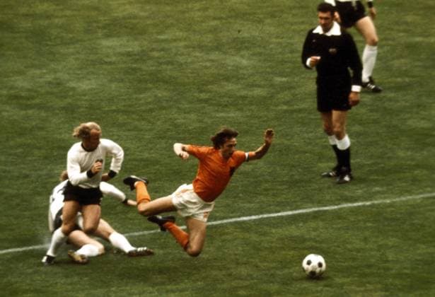 Johan Cruyff (re., Niederlande) kommt elfmeterreif zu Fall, Berti Vogts (li.) versucht nach dem Foul von Uli Hoeneß (beide BR Deutschland) zu retten, was nicht mehr zu retten ist Fußball WM Herren Weltmeisterschaft 1974, Länderspiel, Nationalmannschaft, Nationalteam, Nationaltrikot, Vdia Gruppe Finale, Endspiel München Dynamik,