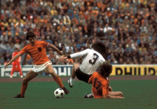 Johan Cruyff (li.) und Ruud Krol (re., beide Niederlande) gegen Paul Breitner (BR Deutschland) Fußball WM Herren Weltmeisterschaft 1974, Länderspiel, Nationalmannschaft, Nationalteam, Nationaltrikot, Vdia Gruppe Finale, Endspiel München