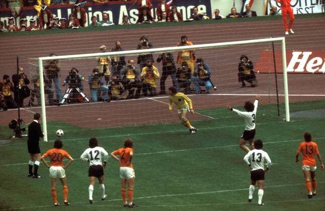 Elfmeter: Paul Breitner (hi.re., BR Deutschland) trifft gegen Torwart Jan Jongbloed (Niederlande) zum 1:1 Fußball WM Herren Weltmeisterschaft 1974, Länderspiel, Nationalmannschaft, Nationalteam, Nationaltrikot, Vdia Totale Finale, Endspiel München Freude,