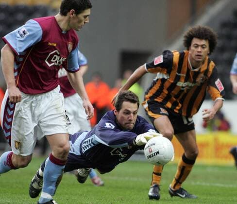 Torwart Thomas Sörensen (Mitte) hechtet nach dem Ball, daneben Gareth Barry (beide Aston Villa, li.) und Jason Price (Hull) - (Serie 3 3) -  Fußball Herren FA Cup 2005 2006, Englischer Pokal, Pokalspiel, FC Hull City - Aston Villa 0:1 Gruppe Hull Dynamik,