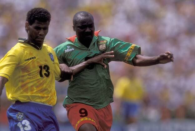 Aldair (Brasilien, li.) gegen Roger Milla (Kamerun) Fußball WM Herren Weltmeisterschaft 1994, Nationalmannschaft, Nationalteam, Nationaltrikot, Länderspiel, Gruppe B Gruppe Palo Alto, Stanford Dynamik, Kampf,