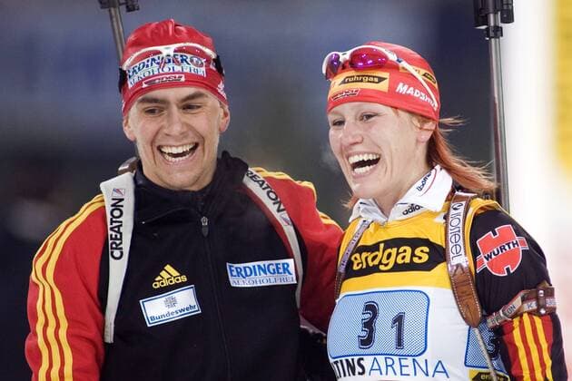 Kati Wilhelm (re.) und Michael Greis (beide Deutschland) jubeln Biathlon WTC 2005, World Team Challenge, Indoor, Halle, Staffel, Staffelrennen Gruppe Auf Schalke, AufSchalke Gelsenkirchen Freude, Begeisterung,