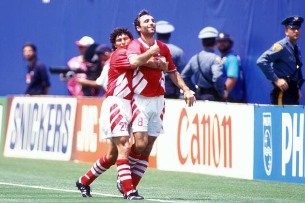Torschütze Hristo Stoichkov (re.) und Krassimir Balakov (beide Bulgarien) jubeln Fußball WM Herren Weltmeisterschaft 1994, Nationalmannschaft, Nationalteam, Nationaltrikot, Länderspiel, Viertelfinale Gruppe East Rutherford New York New Jersey, NY, N.Y., NJ, N.J. Glück, Harmonie, Begeisterung, Freude,